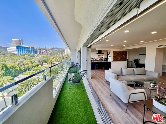 Building Photo - 838 N Doheny Dr