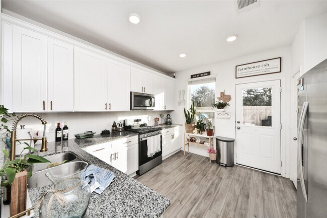 Building Photo - 25928 Chicory Dr