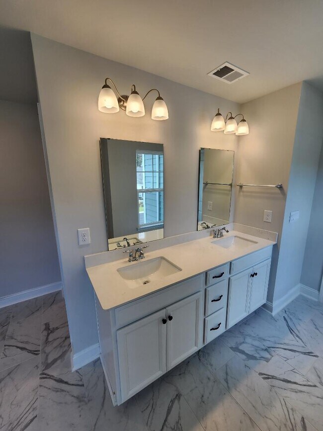 Building Photo - 4044 Dewberry Ln