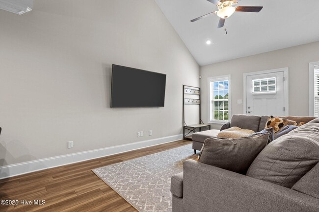 Building Photo - 127 Lark Dr