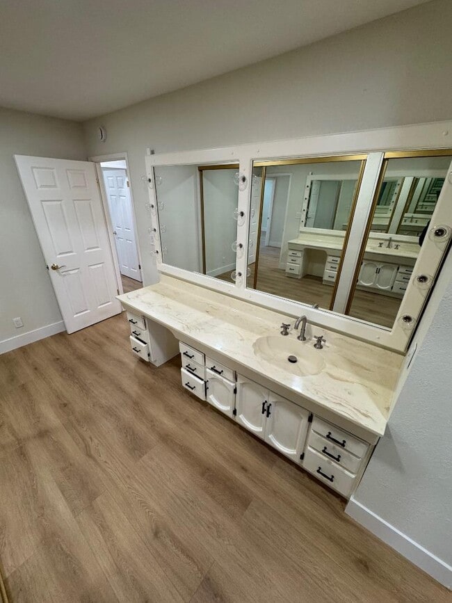 Building Photo - 1543 Willowbrook Dr