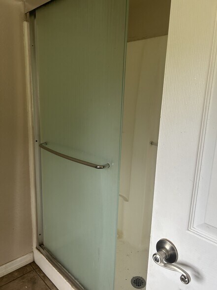 Shower Unit A - 613 N Dixie Ave