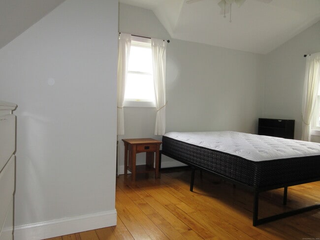 Building Photo - 255 Pequot Ave