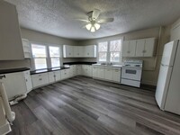 Building Photo - Recently remodeled 3 bedroom, large kitchen