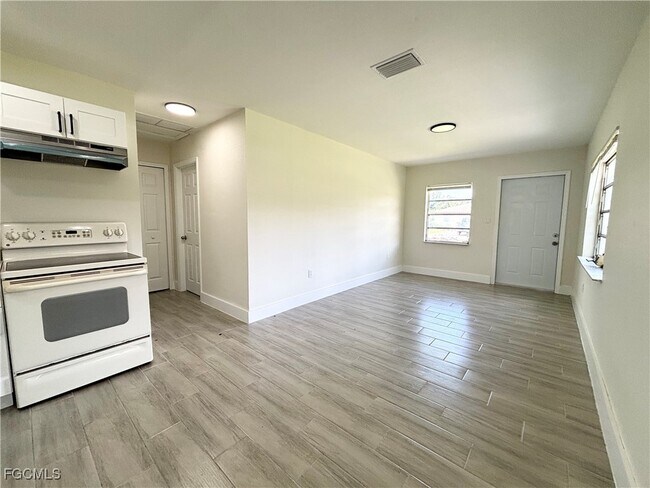 Building Photo - 561 Wood Ave