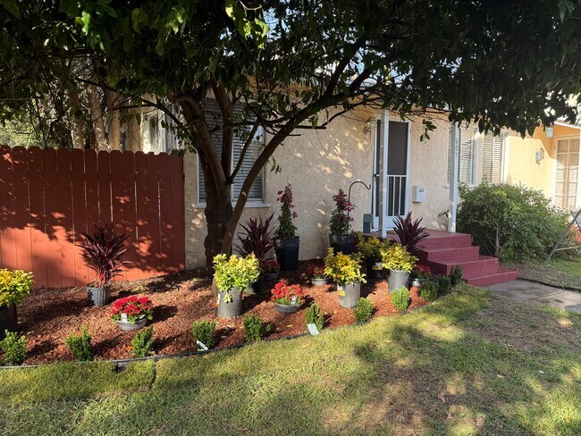 Building Photo - 607 N Rosemary Ln