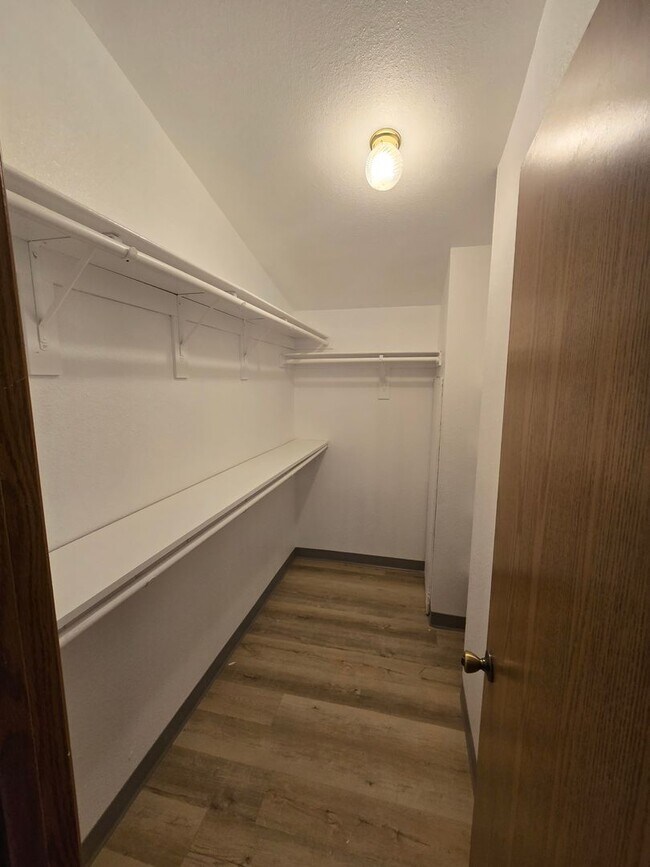 Building Photo - Pet Friendly 3bed : 2bath home w/ Garage