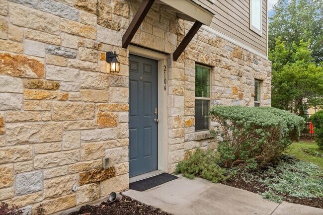 Building Photo - 516 E Slaughter Ln
