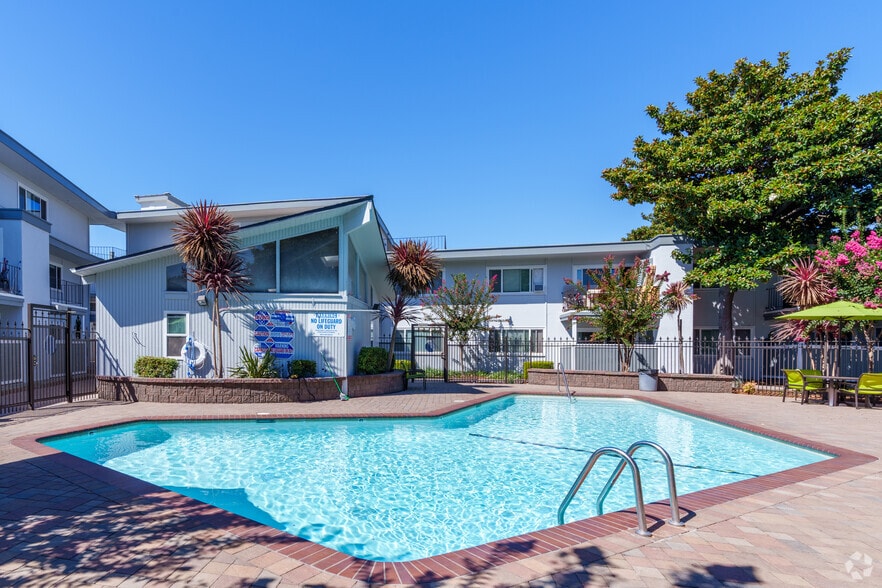 Pool - Pentagon Apartments
