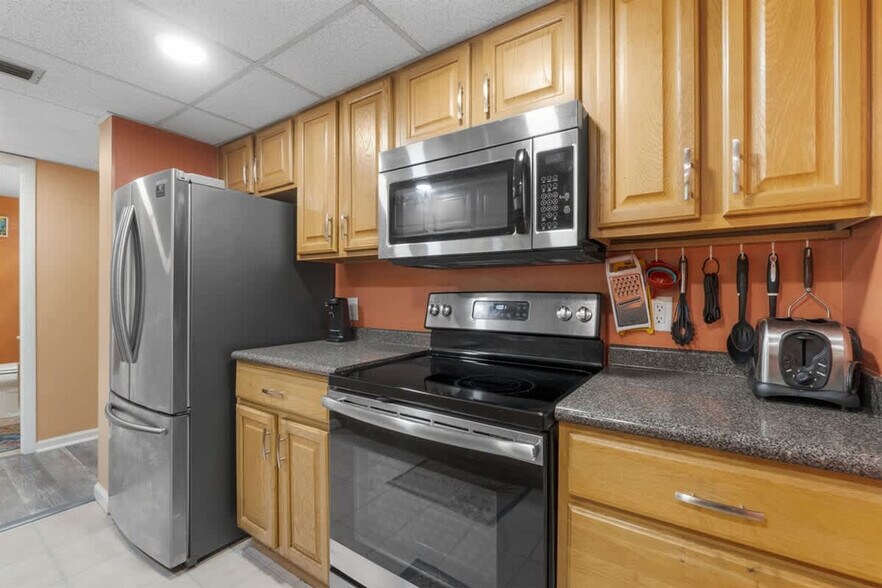 Building Photo - 8815 Thomas Dr