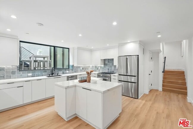 Building Photo - 913-913 1/2 N Beverly Glen Blvd