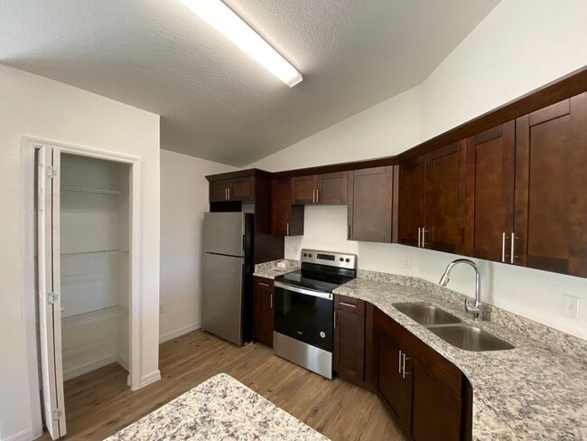 Building Photo - Custom Home - Desirable SW Ocala neighborhood 3/2/2 ** Wont Last**