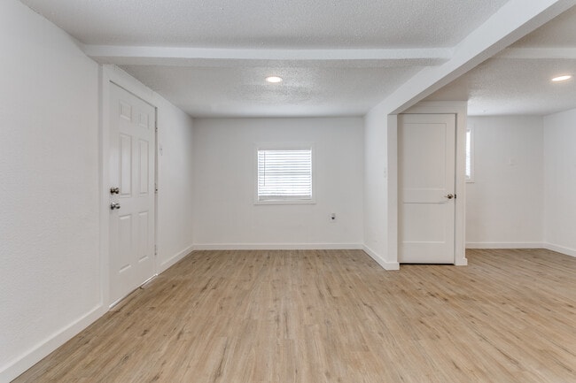 Building Photo - Lewisville house