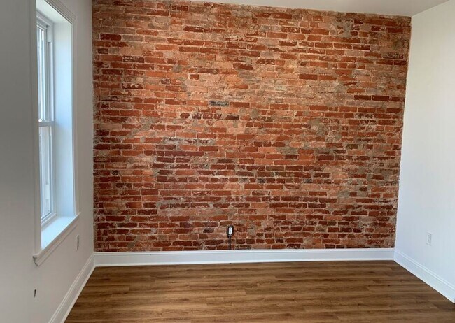 Building Photo - Single Family Strawberry Mansion