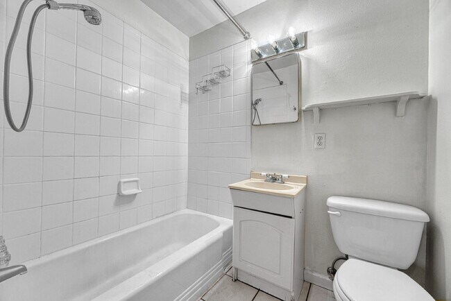 Building Photo - $2,495.00, 3-bedroom, 2 bathroom home in C...