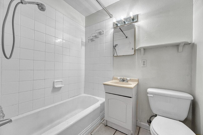 Building Photo - $2,495.00, 3-bedroom, 2 bathroom home in Centennial!