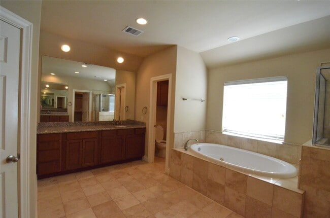 Building Photo - 9006 Harbor Hills Dr