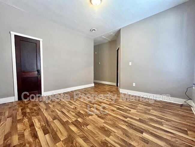 Building Photo - 326 E Washington St