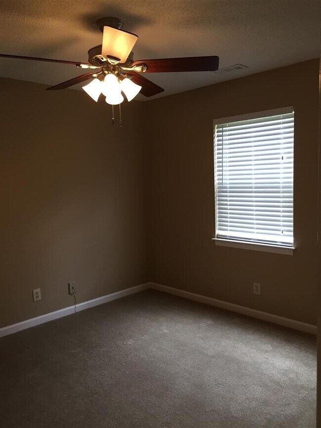 Building Photo - Great condo in Brentwood