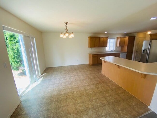 Building Photo - Charming and Spacious Home