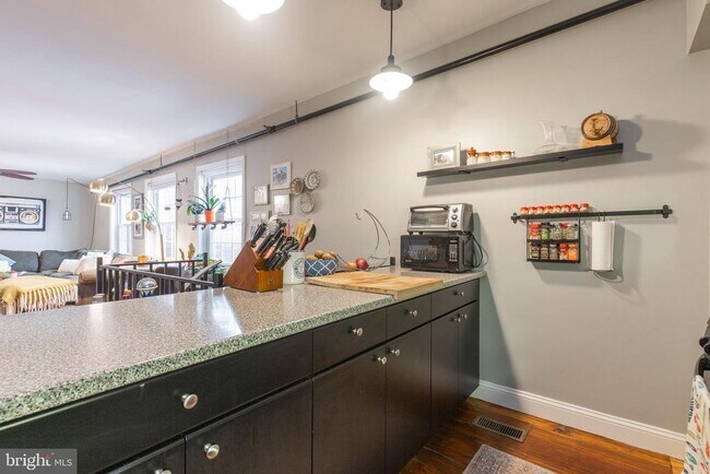 Building Photo - 36 Strawberry St