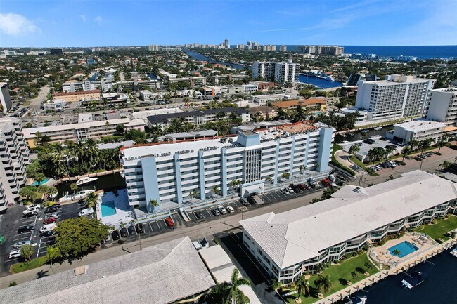 Building Photo - 3051 NE 48th St