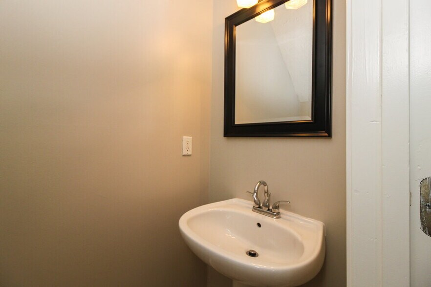 Building Photo - 103 Oak Grove Pl