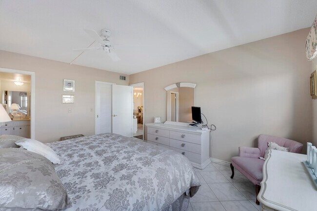 Building Photo - 20 Yacht Club Dr