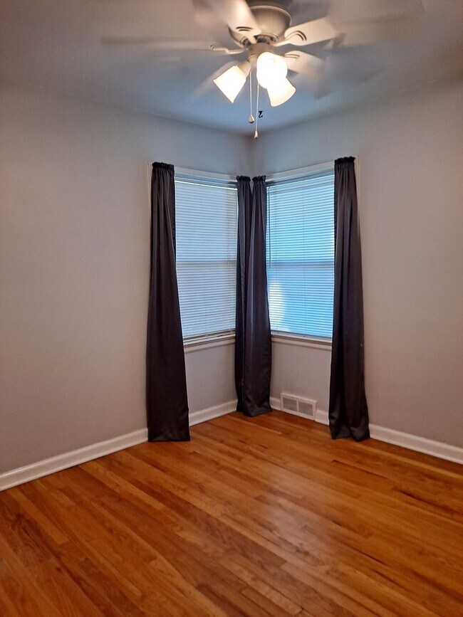 Building Photo - ALL PROSPECTIVE TENANTS MUST SUBMIT A $58 ...