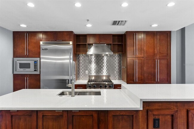 Building Photo - 1120 E Kennedy Blvd