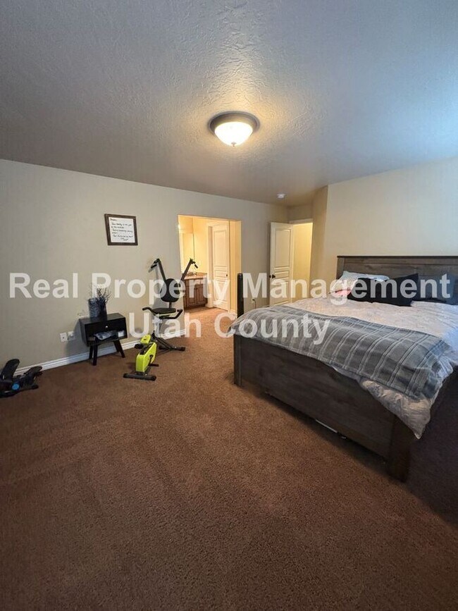 Building Photo - 3301 N 100 W