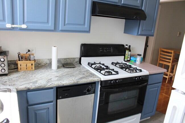 Building Photo - 4055 N Spaulding Ave