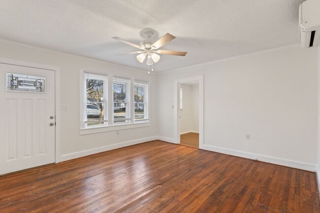 Building Photo - 537 Huston St