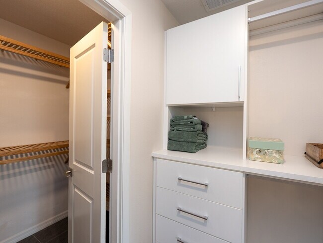 Building Photo - Luxury Seasonal Furnished Rental "Charming...