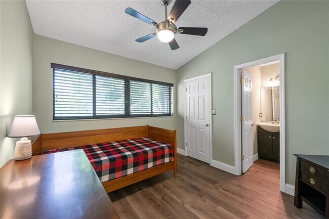 Building Photo - 3020 S Oakland Forest Dr