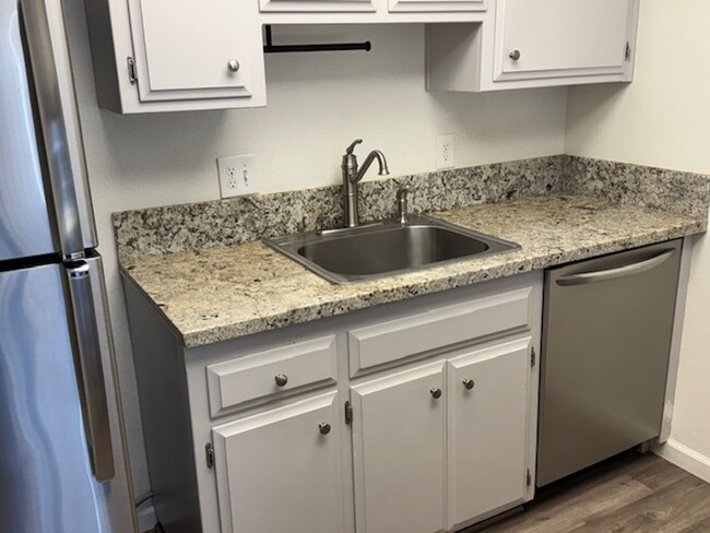 Building Photo - Updated 2 Bed / 1 Bath Duplex in Orangeval...