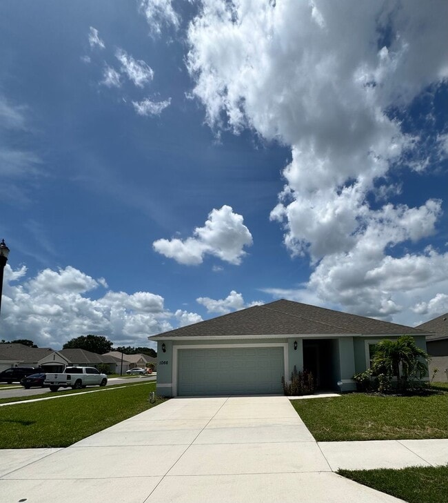 Building Photo - Beautiful 4-Bed, 2-Bath Home in a Prime Location!