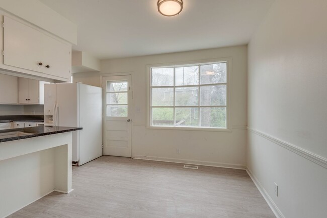 Building Photo - 3 Bed, 2 Bath Home in Prime Sylvan Park Lo...