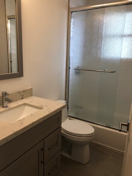 Full bath w/shower - 249 Kentucky St