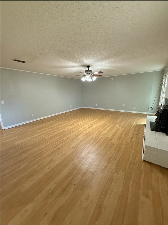 Building Photo - Charming 3-Bedroom Home with Bonus Room & ...