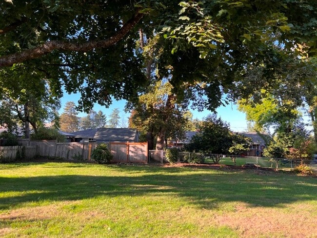 Building Photo - 3Bd/2Ba Single Story House - Available To ...