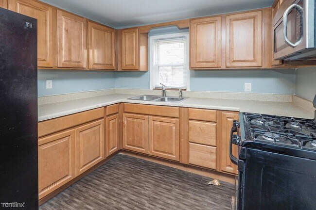 Building Photo - 3 br, 1 bath House - 114 Baker St