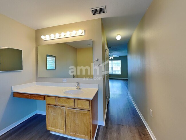 Building Photo - 130 Appleby St NE