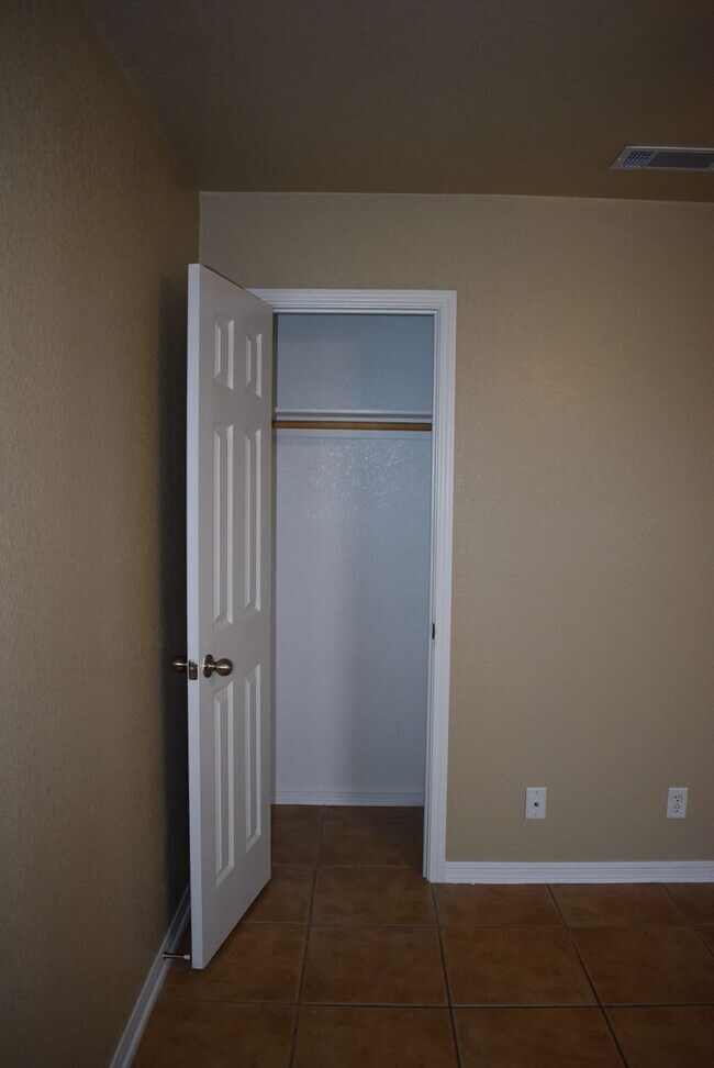 Building Photo - 1600 Nicholas Cir