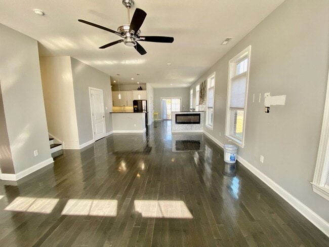 Building Photo - SIENA Place/PACKER PARK CORNER 4 Bedroom/2...