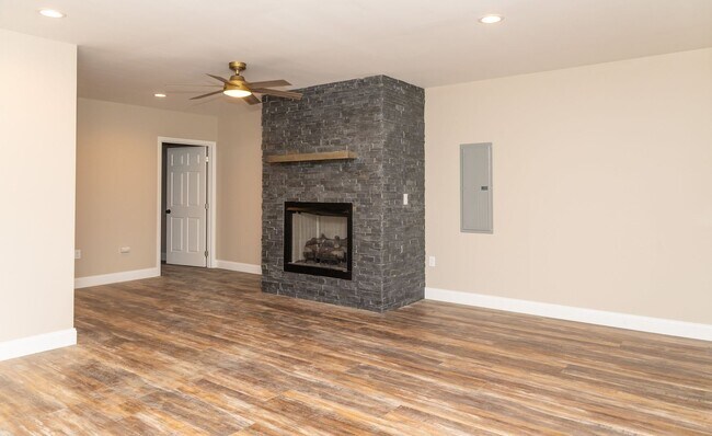Building Photo - Condo Living 26 Hundred sq Ft!!