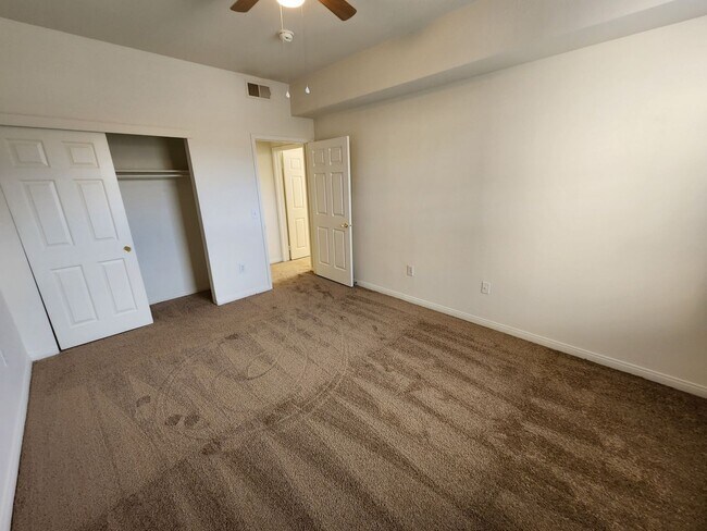 Building Photo - Fantastic, well maintained 2 bedroom condo.