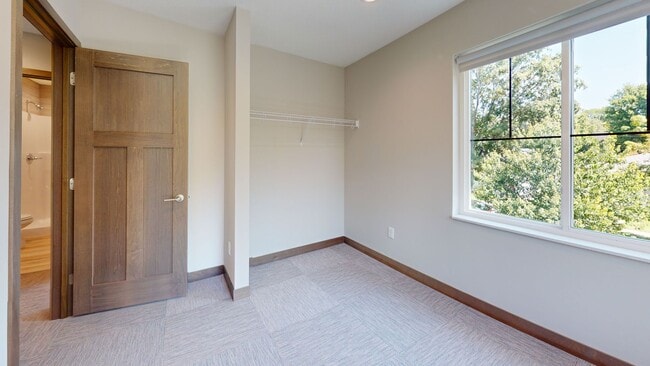 Building Photo - 6 bed 2 bath top unit !