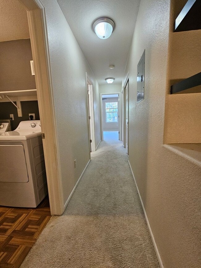 Building Photo - Beautiful Townhome - Great Location - Gara...