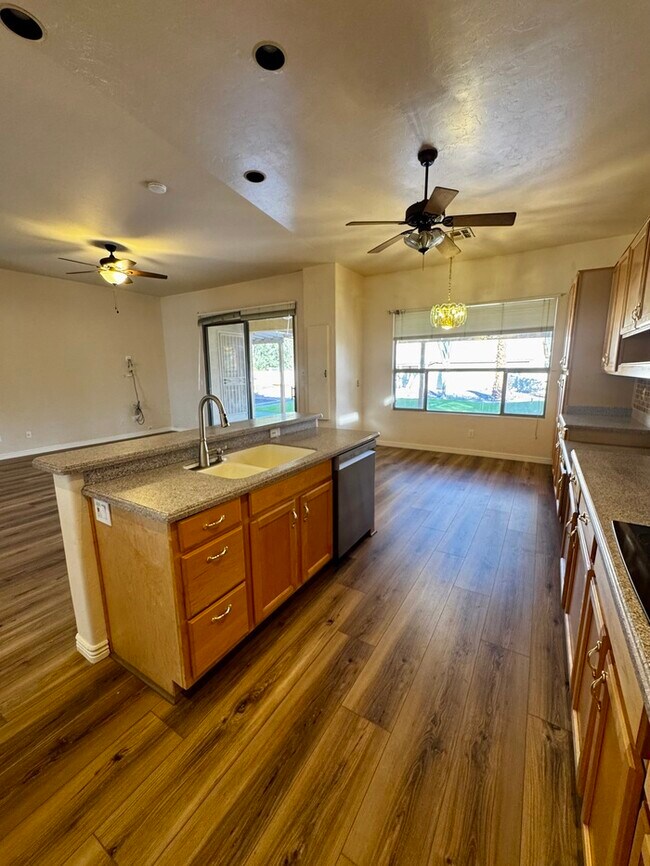 Building Photo - FOR RENT